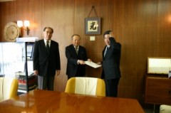 H22.11.30 中津川市長 税制改正要望書提出 (4) H22.11.30 中津川市長 税制改正要望書提出 (4)