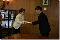 H23.4.5 女性部会　中津・恵北ブロック義援金中津川市長へ 004