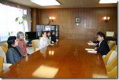 H23.4.5 女性部会　中津・恵北ブロック義援金中津川市長へ 008