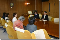 H23.4.5 女性部会　中津・恵北ブロック義援金中津川市長へ 009
