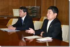 H23.4.5 女性部会　中津・恵北ブロック義援金中津川市長へ 010